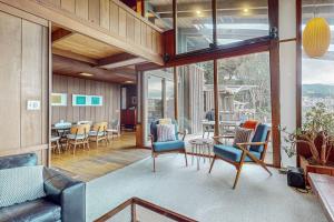 Posezení v ubytování Elk Mid-Century - Main House