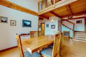 een eetkamer met een houten tafel en stoelen bij The Barn in Gualala