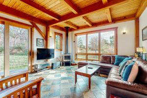 een woonkamer met een bank en een tv bij The Barn in Gualala