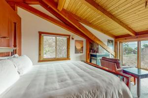 een slaapkamer met een groot wit bed en een bureau bij The Barn in Gualala +17 foto's