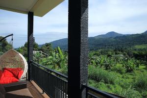 balkon z hamakiem i widokiem na góry w obiekcie Avilla Puncak w mieście Puncak
