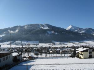 A general mountain view or a mountain view taken from Az apartmant