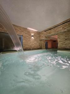 ein Schwimmbad mit Wasser, das in ihn strömt in der Unterkunft Villa Mairi - 2 private pools & Game Room near Athens in Salamís + 32 Fotos