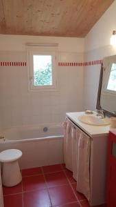 Koupelna v ubytování Maison de charme près plage + 14 fotografií