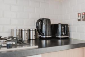 Příslušenství pro přípravu čaje a kávy v ubytování Modern Cosy Corner Flat 3 bed and loft sleep 7 people