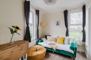 Posezení v ubytování Modern Cosy Corner Flat 3 bed and loft sleep 7 people