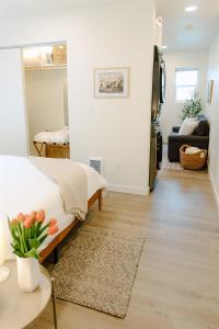 Postel nebo postele na pokoji v ubytování Cozy Downtown Havens + 113 fotografií