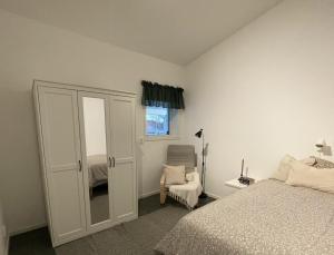 Postel nebo postele na pokoji v ubytování 2 bedroom apt - newly built + 1 fotografie