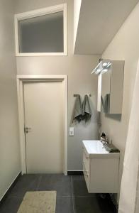 Koupelna v ubytování 2 bedroom apt - newly built