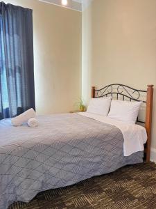 Postel nebo postele na pokoji v ubytování Gladstone Hotel