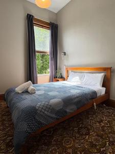 Postel nebo postele na pokoji v ubytování Gladstone Hotel