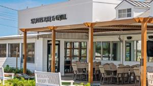 Ein Restaurant oder anderes Speiselokal in der Unterkunft Lazy Days 