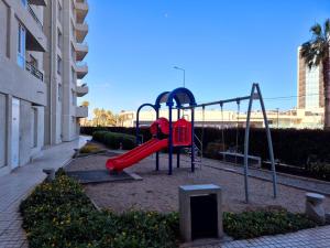 un parque infantil con tobogán y columpio en Departamento a pasos de Enjoy, en Coquimbo