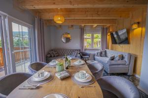 Un comedor con mesa y sillas de madera. en Szafranowe Wzgórze I-Dom z parkingiem, Sauna, zew Jacuzzi, en Karpacz