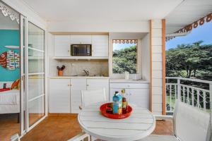 Virtuvė arba virtuvėlė apgyvendinimo įstaigoje Studio Premium vue Mer et Piscine, résidence de vacances