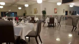 Εστιατόριο ή άλλο μέρος για φαγητό στο Chatéau Noir Drax Hall Country Club Gated Complex