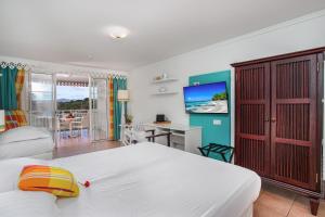 Televizorius ir (arba) pramogų centras apgyvendinimo įstaigoje Studio Premium vue Mer et Piscine, résidence de vacances
