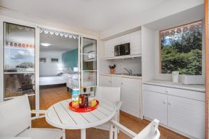 Virtuvė arba virtuvėlė apgyvendinimo įstaigoje Studio Premium vue Mer et Piscine, résidence de vacances