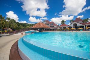 Baseinas apgyvendinimo įstaigoje Studio Premium vue Mer et Piscine, résidence de vacances arba netoliese