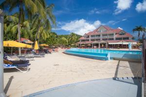 Baseinas apgyvendinimo įstaigoje Studio Premium vue Mer et Piscine, résidence de vacances arba netoliese