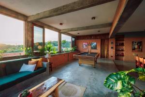 ein Wohnzimmer mit Billardtisch und Couch in der Unterkunft Casa Coyote, villa espectacular, 2 albercas in Puerto Ángel