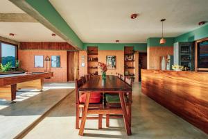 ein Esszimmer mit einem Tisch und einem Billardtisch in der Unterkunft Casa Coyote, villa espectacular, 2 albercas in Puerto Ángel