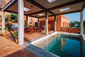 einen Innenpool in einem Haus mit Terrasse in der Unterkunft Casa Coyote, villa espectacular, 2 albercas in Puerto Ángel
