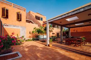 eine Außenterrasse mit einem Tisch und Stühlen in der Unterkunft Casa Coyote, villa espectacular, 2 albercas in Puerto Ángel