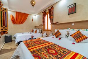 une chambre d'hôtel avec deux lits dans une chambre dans l'établissement Maison KA, à Marrakech