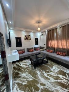 una sala de estar con un sofá y una mesa en Studio, en Marrakech