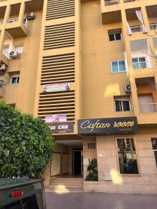 Un edificio con un cartel de hotel. en Studio, en Marrakech