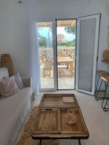 un salon avec un canapé et une table basse dans l'établissement Cales de Menorca 6, à Cala Blanca