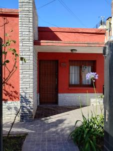 ein rot-weißes Haus mit einer roten Tür in der Unterkunft Casa a 7 cuadras de la playa in Mar del Plata