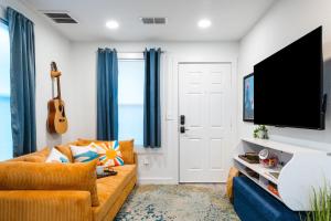 Μια τηλεόραση ή/και κέντρο ψυχαγωγίας στο East Austin Bungalow w BBQ Firepit Fun Yard