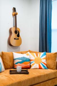 Χώρος καθιστικού στο East Austin Bungalow w BBQ Firepit Fun Yard