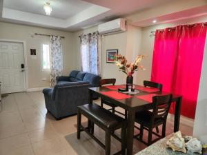 ルーシーにあるIdeal getaway within Oceanpointe gated community, never shared accommodationのテーブルとソファのあるリビングルーム
