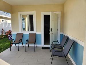 Ideal getaway within Oceanpointe gated community, never shared accommodationにあるパティオまたは屋外エリア
