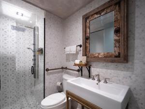 Koupelna v ubytování O:Live Boutique Hotel, A Small Luxury Hotel of the World