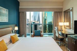 Postel nebo postele na pokoji v ubytování Four Points by Sheraton Sheikh Zayed Road
