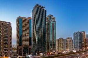 Nespecifikovaný výhled na destinaci Dubaj nebo výhled na město při pohledu z hotelu