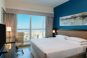 Postel nebo postele na pokoji v ubytování Four Points by Sheraton Sheikh Zayed Road