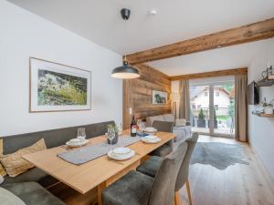 jadalnia z drewnianym stołem i krzesłami w obiekcie Ski Nature Apartment Lungau Top 8 w mieście Mauterndorf