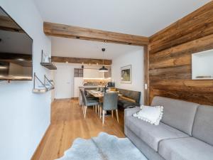 salon z kanapą i stołem w obiekcie Ski Nature Apartment Lungau Top 8 w mieście Mauterndorf