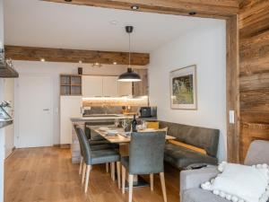 kuchnia i jadalnia ze stołem i krzesłami w obiekcie Ski Nature Apartment Lungau Top 8 w mieście Mauterndorf +15 zdjęć