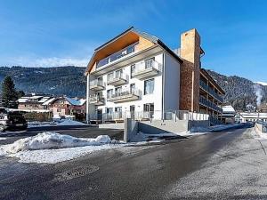 budynek na ulicy z śniegiem przed nim w obiekcie Ski Nature Apartment Lungau Top 8 w mieście Mauterndorf