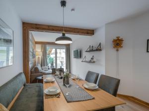 jadalnia z drewnianym stołem i krzesłami w obiekcie Ski Nature Apartment Lungau Top 8 w mieście Mauterndorf