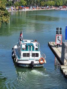 Udsigt til en flod der løber i nærheden af båden