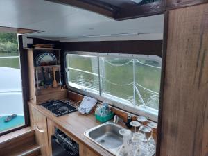 Køkken eller tekøkken på BOAT Judy proche PARIS