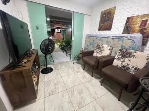 Televisyen dan/atau pusat hiburan di Chalé com piscina e churrasqueira