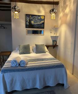 a bedroom with a bed with blue towels on it at Cuarto chingui in Holbox Island